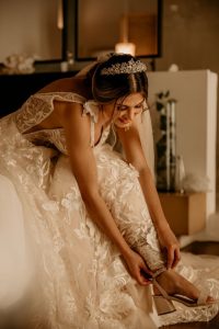 Novia poniéndose los zapatos, lace wedding dress, sexy wedding dress