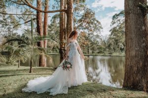 novia en el lago, vestido con hombros caidos, romantic wedding dress, wedding dress goals
