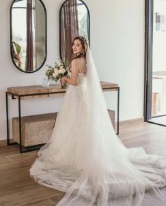 Novia elegante de espaldas, vestidos de novia, wedding dress goals