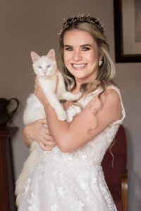 novia moderna con gato, luxury wedding, wedding dress inspo