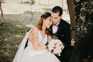 novios en la naturaleza, wedding dress inspo, couture bride